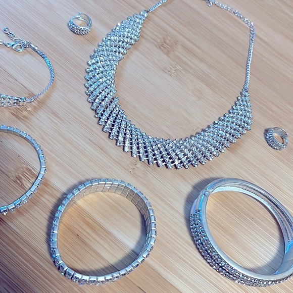 A Set of Jewelry’s: Necklace, Earrings, Bracelets - Picture 3 of 4